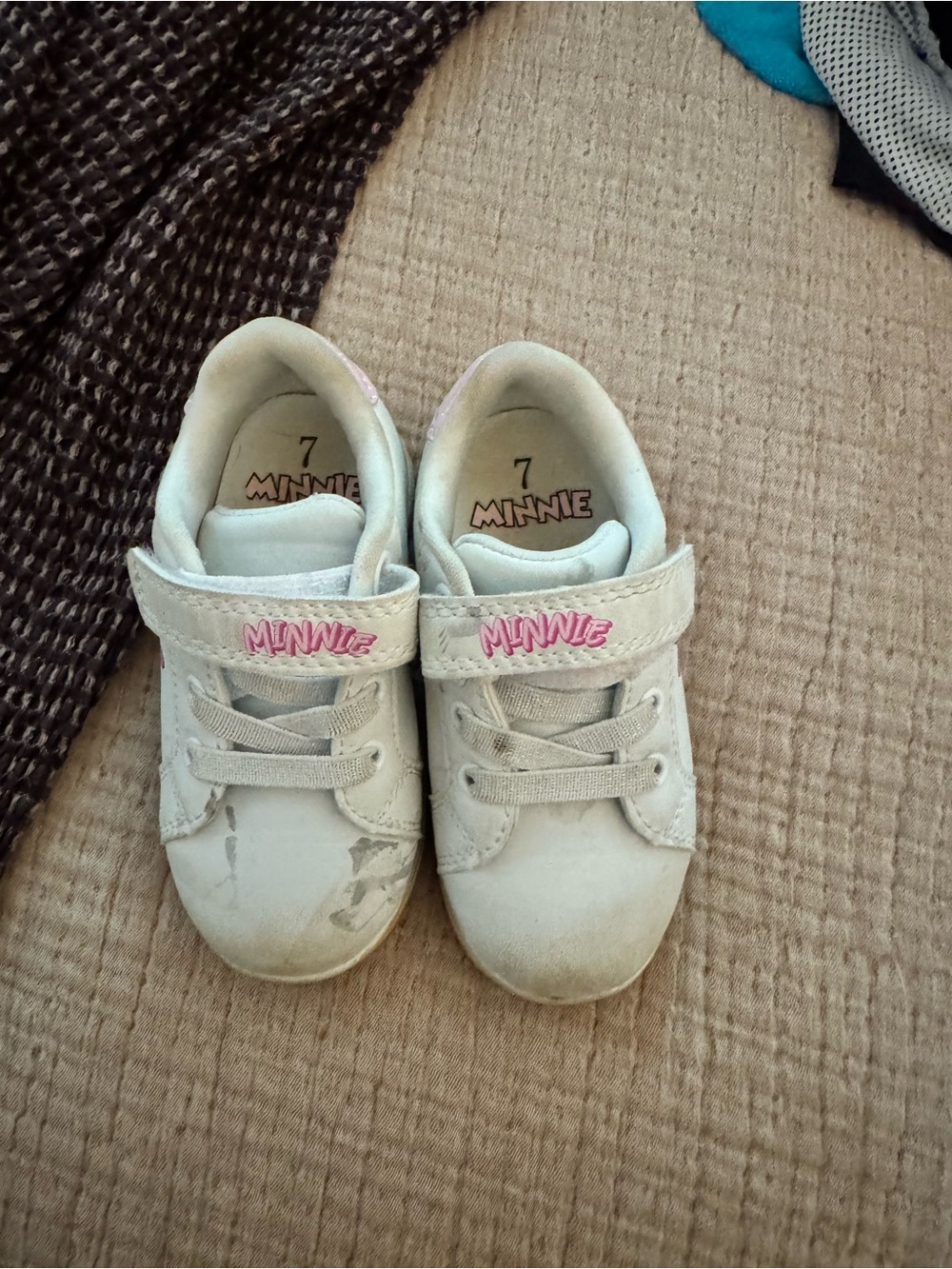 Minnie Kids White and Pink Velcro Sneakers